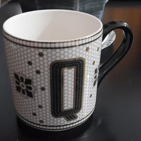 Tiled Margot Monogram Mug Q - Picture 3 of 7